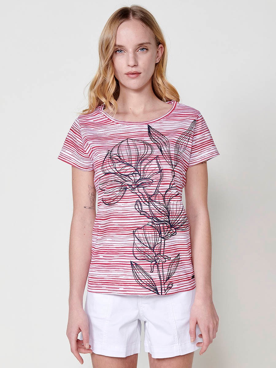 Camiseta de manga corta y cuello redondo con estampado de rayas y flor en el frontal y placa metálica con logo Koröshi para mujer de color rojo