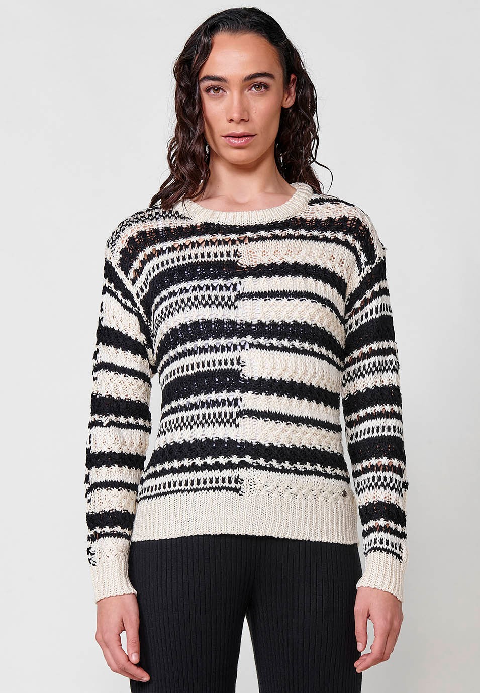 Pull femme noir à manches longues et col rond en tricot 4