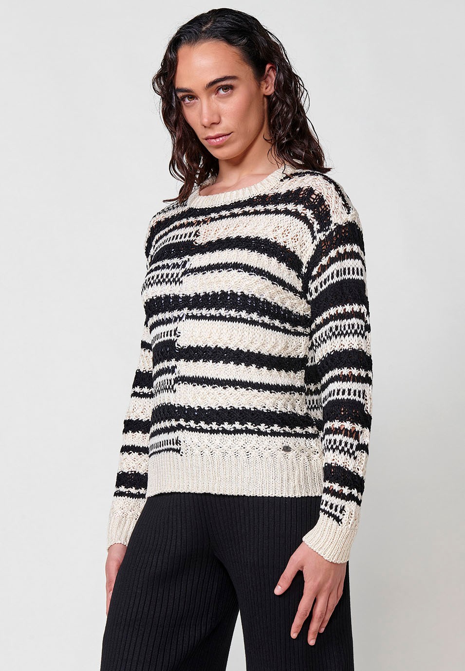 Pull femme noir à manches longues et col rond en tricot 1