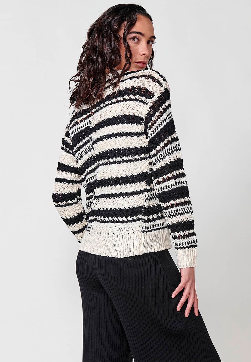 Pull femme noir à manches longues et col rond en tricot 2