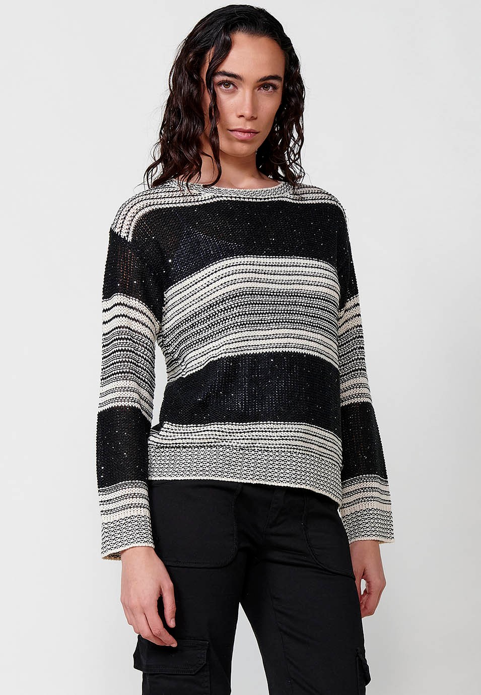 Schwarzer Damen-Trikotpullover mit langen Ärmeln und Rundhalsausschnitt