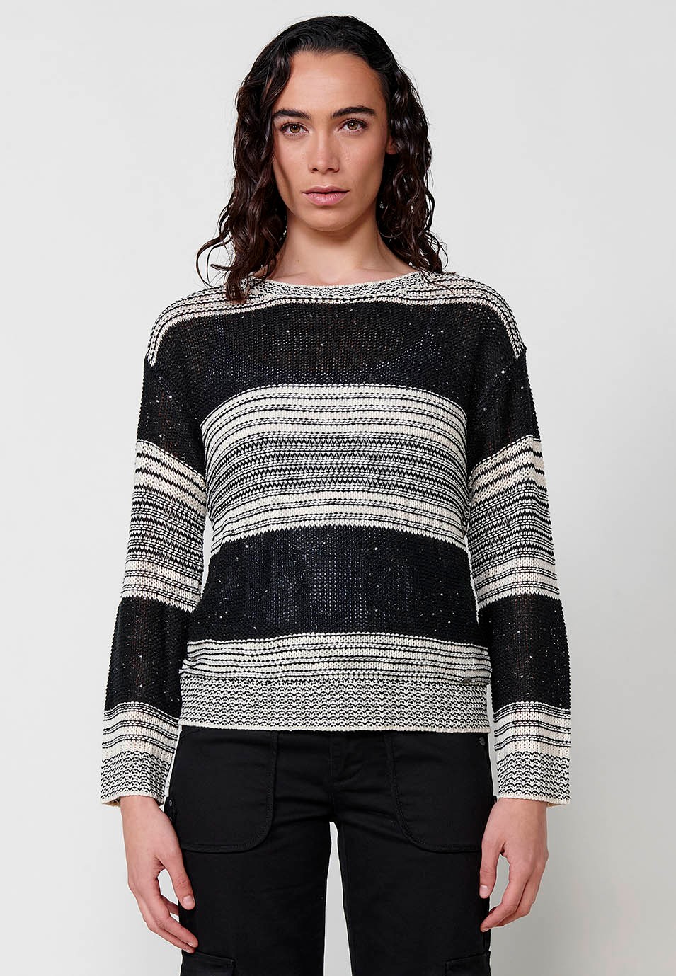 Schwarzer Damen-Trikotpullover mit langen Ärmeln und Rundhalsausschnitt 4