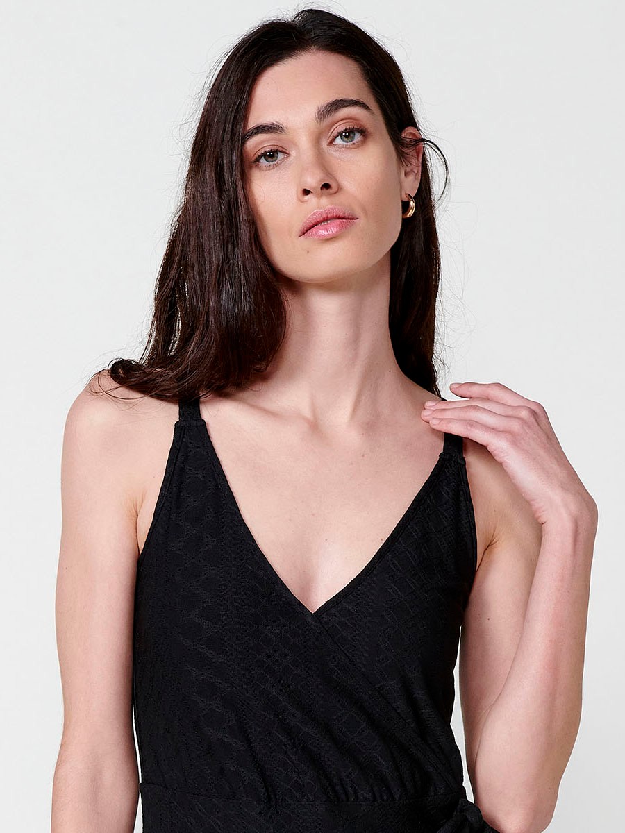 Vestido Negro Estilizado con Escote Cruzado para mujer en color negro