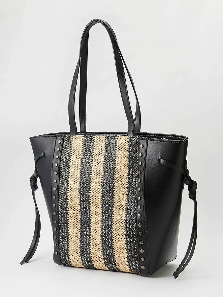 Bolso shopper efecto piel con Tejido en contraste efecto yute con cenefa lateral de tachuelas metálicas y Asas de hombro corta de color Negro para Mujer