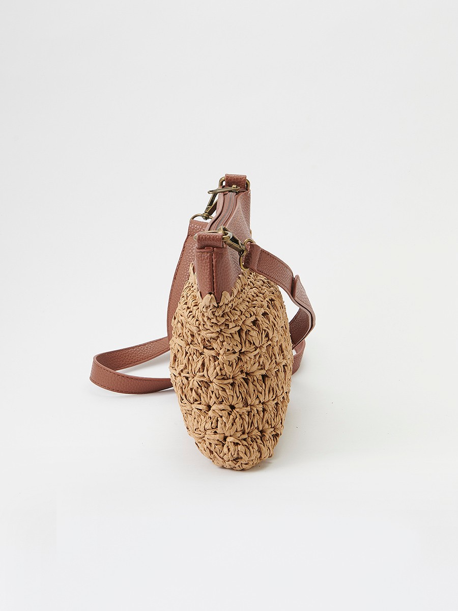 Bolso tipo bandolera combinada con ganchillo y efecto piel. Convertible en cartera con Asas larga de hombro efecto piel extraíble con Cierre con cremallera metálica de color Marrón para Mujer