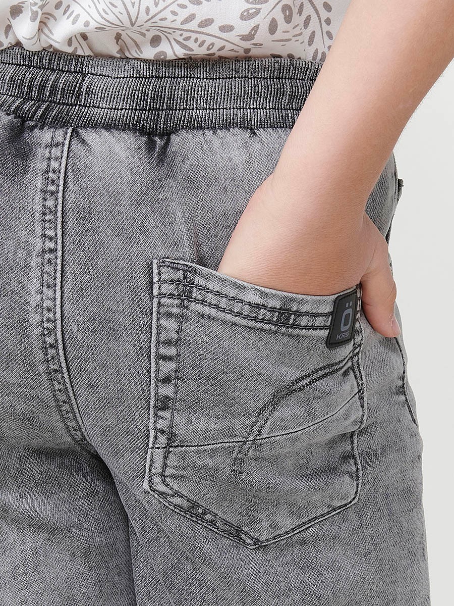 Pantalón Corto con Cintura Elástica y Cordón en Color Denim Gris para Niño 4